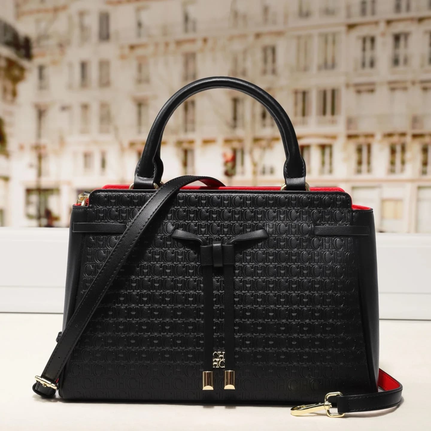 Sac fourre-tout CH à motif gaufré avec nœud décoratif, design polyvalent à porter à la main ou en ba