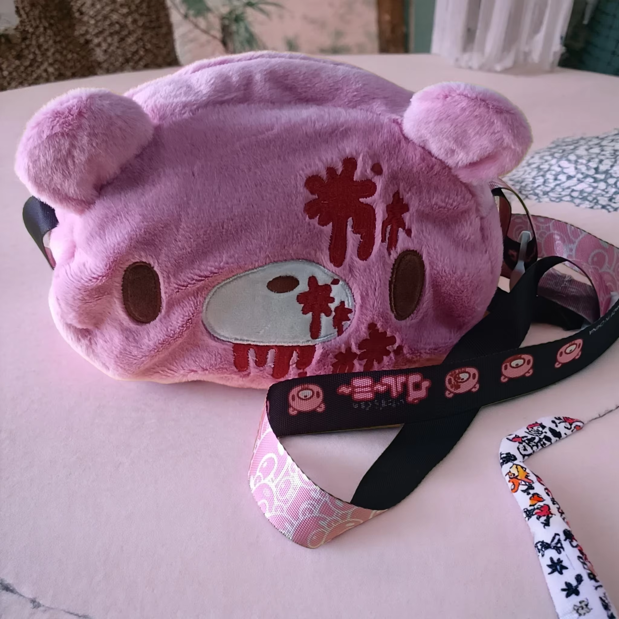 Sac bandoulière en peluche ours rose mignon, style avant-gardiste rose avec détails effet sang, un s