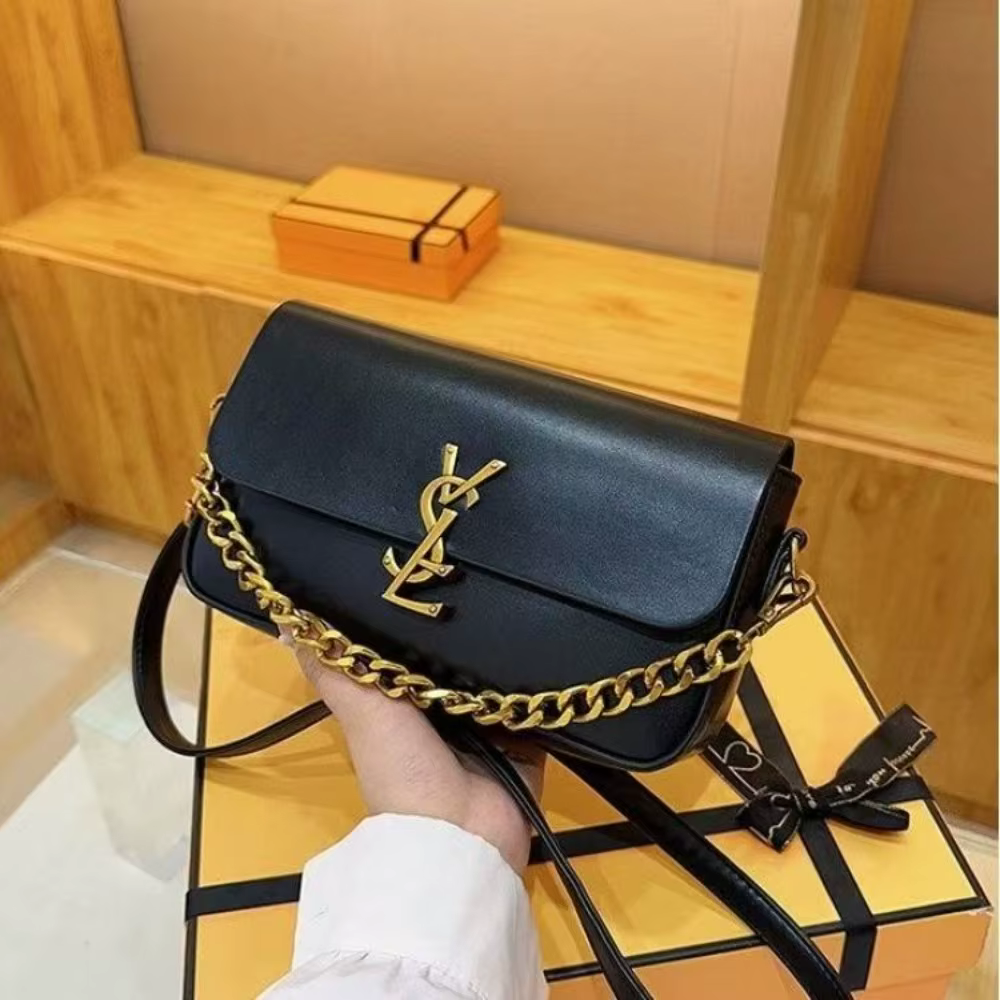 Petit sac élégant bordeaux avec bandoulière réglable et fermeture à glissière, idéal pour les voyage