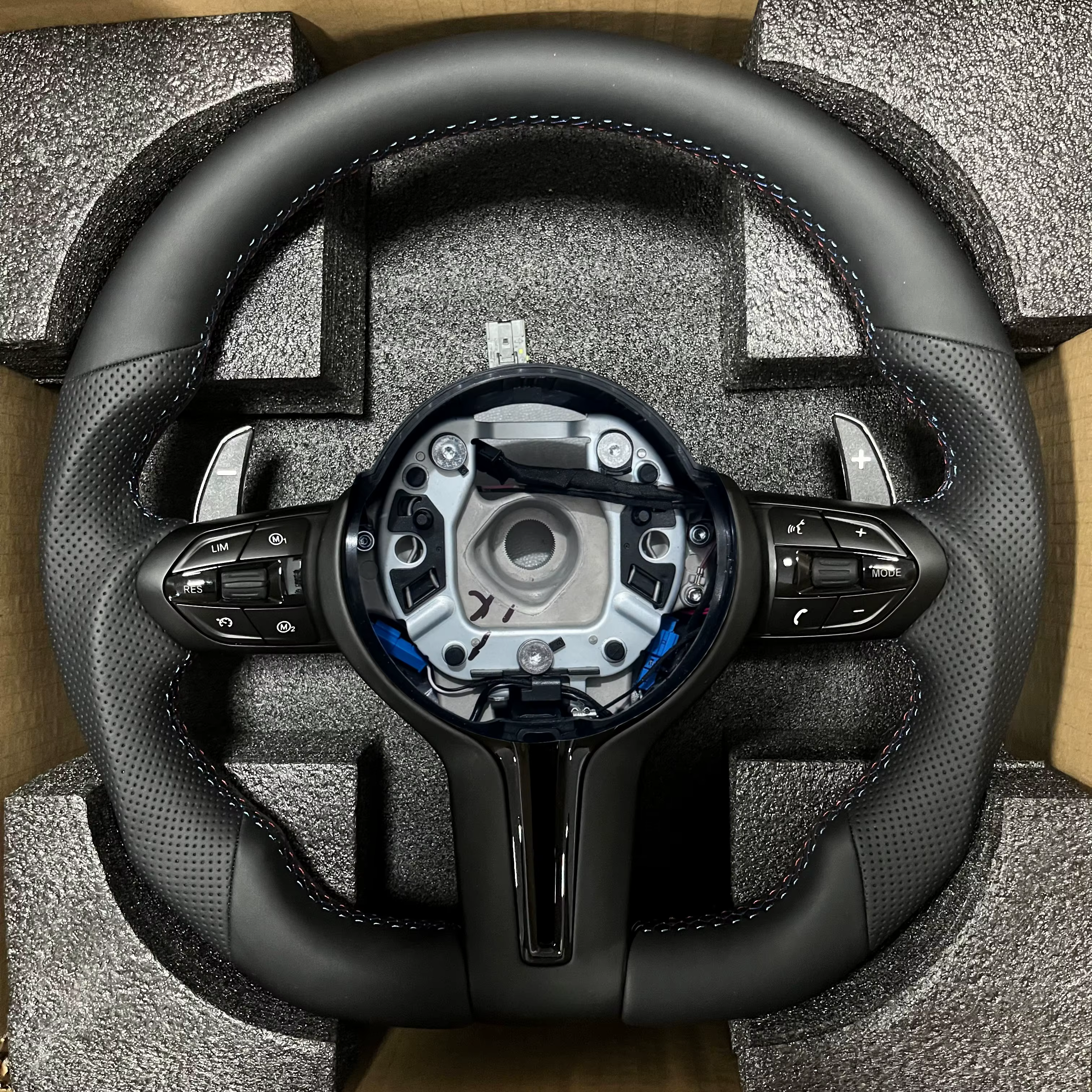 Volant de voiture en cuir perforé noir M Sport pour BMW Série F F10 F30 F31 F32 F20 E92 E60 X6 E71 X