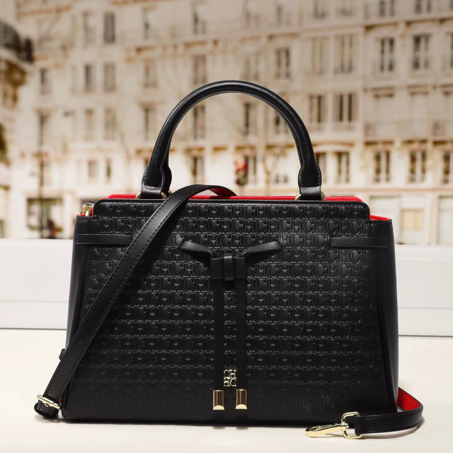 Sac fourre-tout CH à motif gaufré avec nœud décoratif, design polyvalent à porter à la main ou en ba