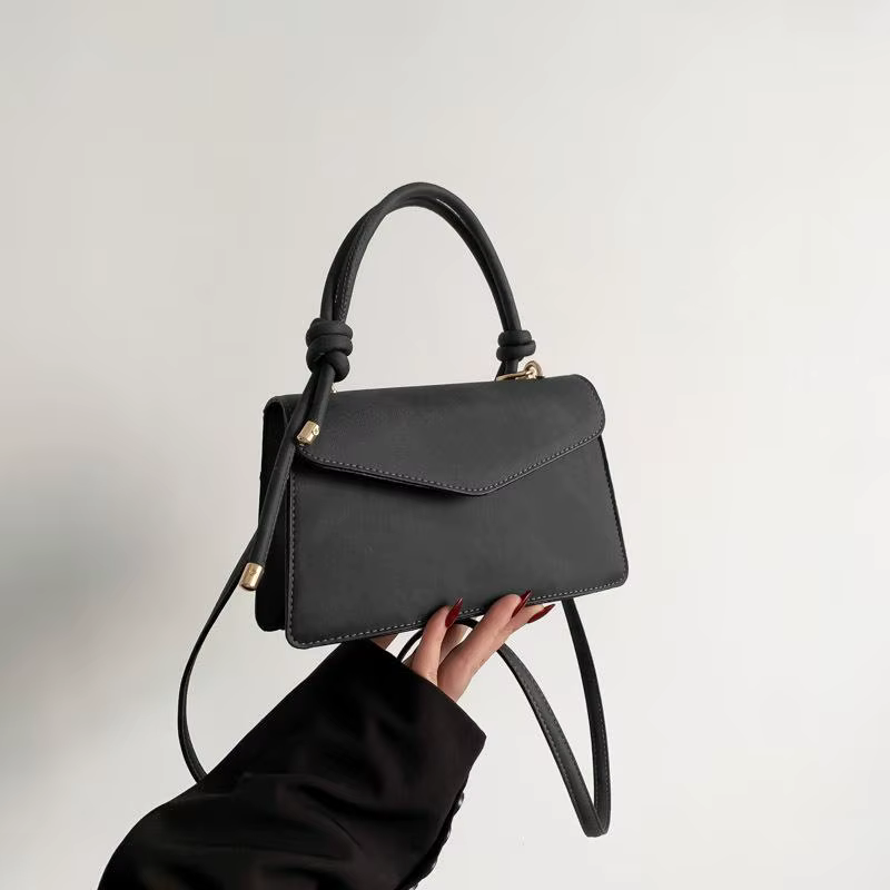 Sac à bandoulière moderne pour femme avec fonction bandoulière, petit format carré pour une flexibil