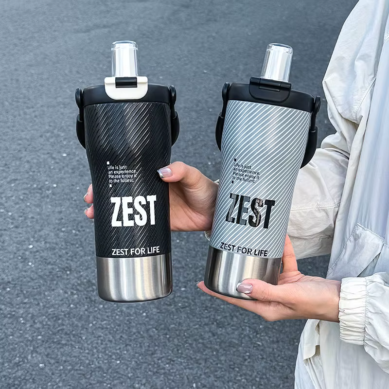 Bouteille d'eau isolée de Style sport minimaliste avec paille