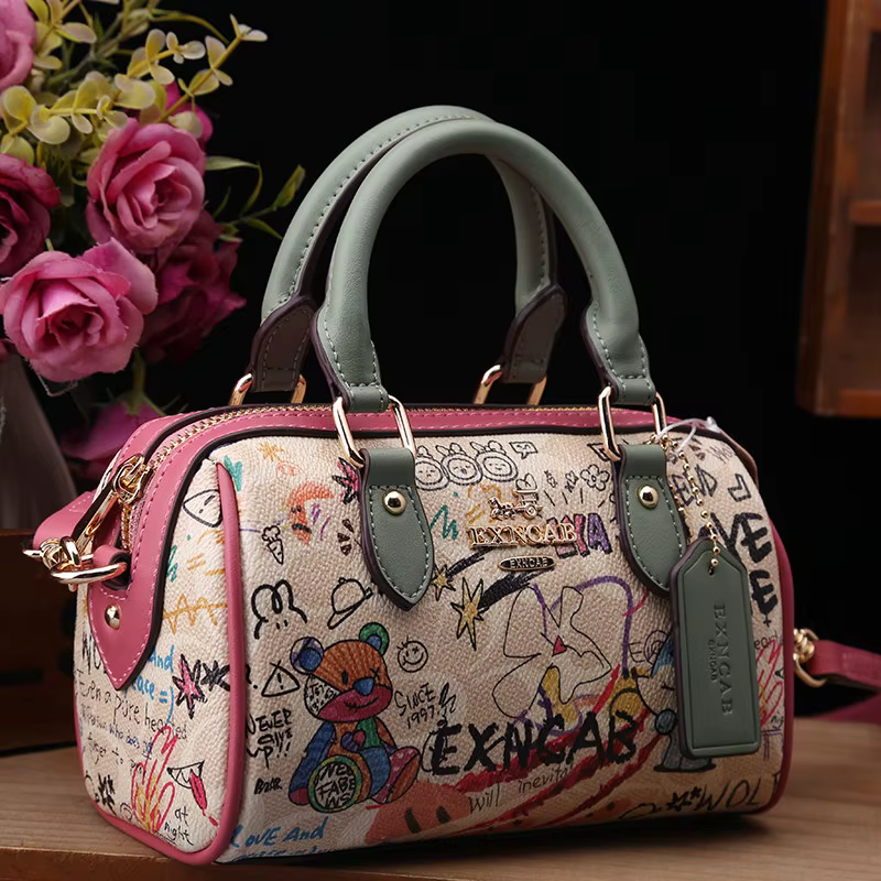 Sac Boston de luxe et vintage à porter à la main avec motifs graffiti de dessins animés tendance et cuir premium