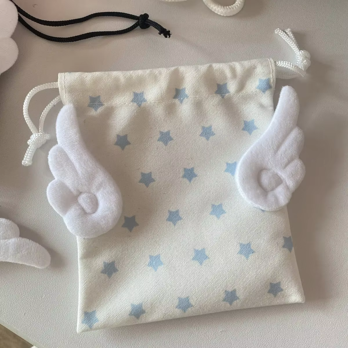 Sac de rangement portable tendance en toile anti-poussière avec motif étoile et cordon de serrage pour cosmétiques et papeterie