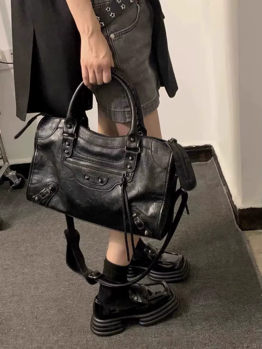 Sac de moto à rivets, sac à bandoulière haut de gamme de grande capacité