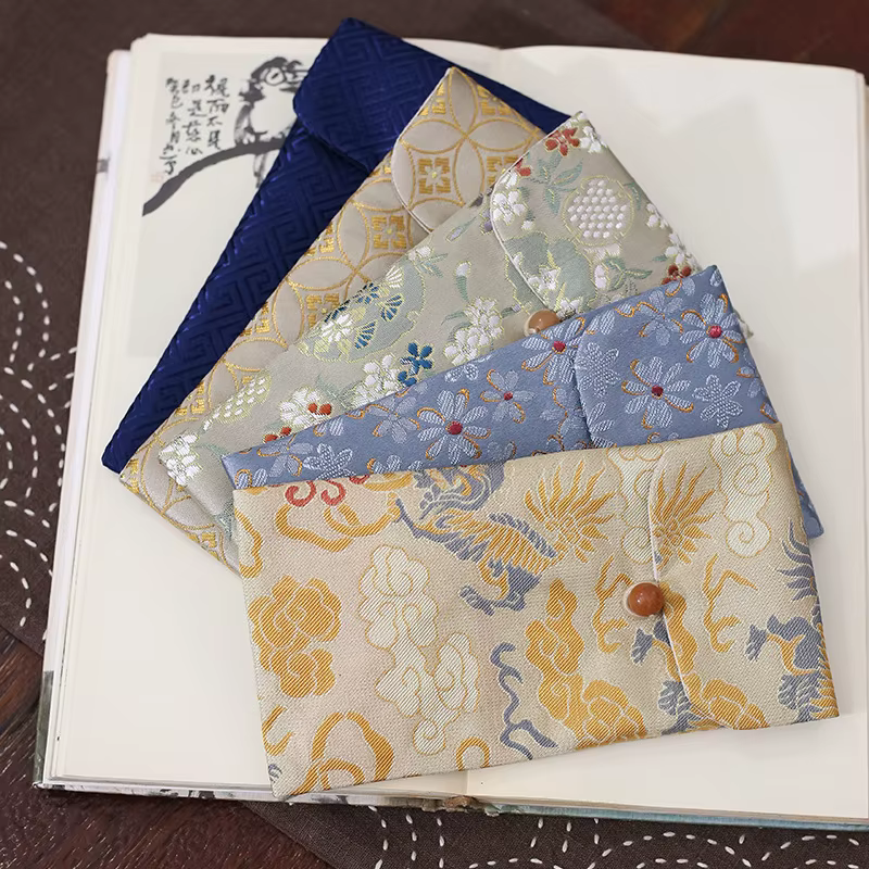 Sac de rangement en brocart brodé