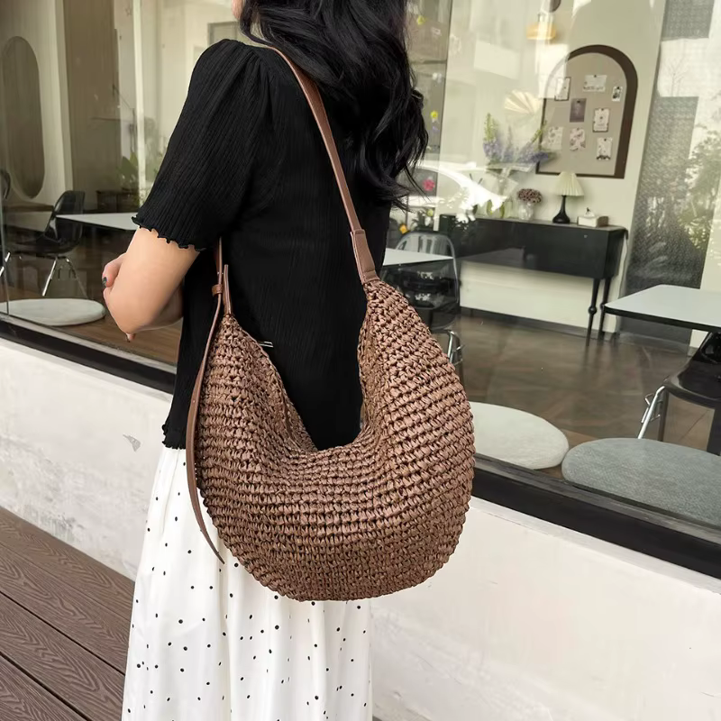 Sac à bandoulière tissé en herbe avec couleurs contrastées