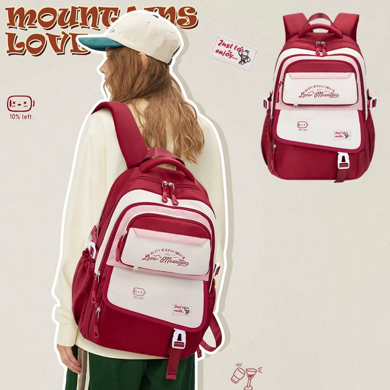 Sac à dos pour les étudiantes pendant la rentrée scolaire. Sac à dos d'étudiant. Sac à dos de style sportif avec design patchwork coloré. Sui